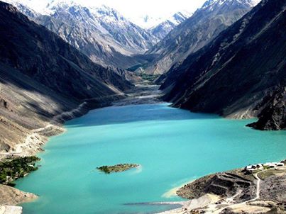 خوبصورت ست پارہ جھیل کا ایک دلفریب منظر